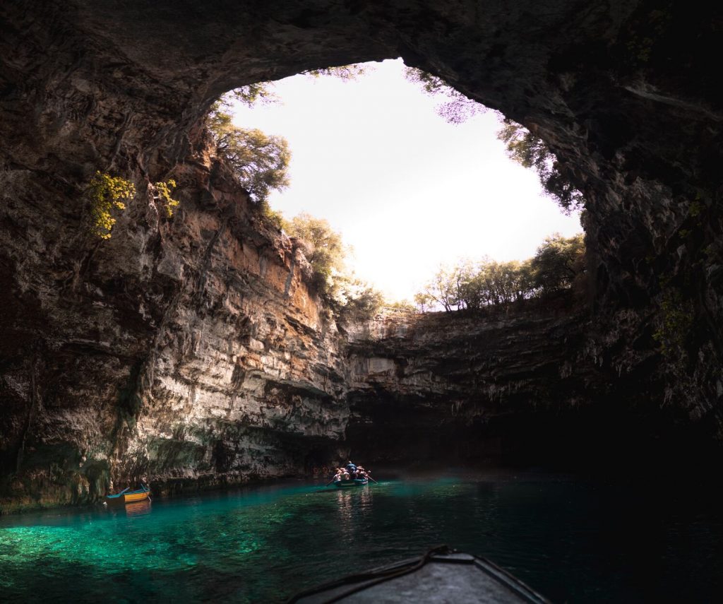 Grèce - Puit de lumière au cœur d'une grotte marine