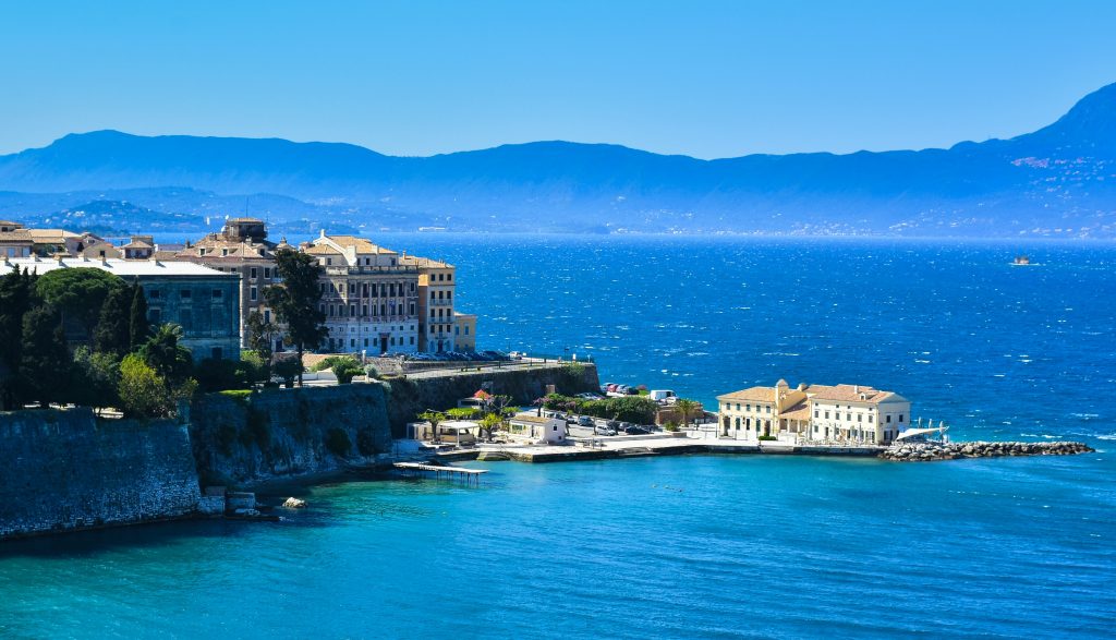 Corfu - De remarquables bâtiments italiens au bord de l'eau bleue
