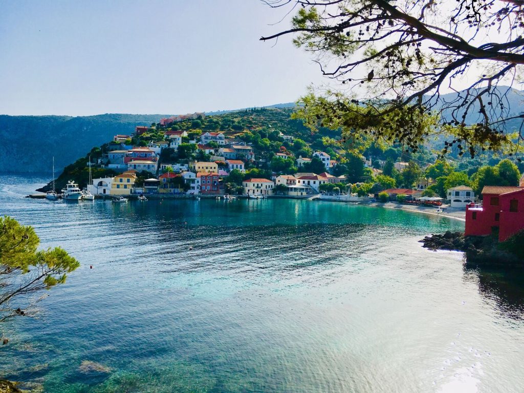 Un charmant village de pêcheur coloré en Grèce